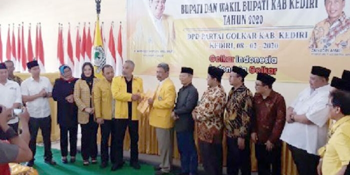 Ketua DPD Partai Golkar Kabupaten Kediri, Drs. Sigit Sosiawan, S.E. saat menyerahkan berkas kepada Maulila Usman yang Wakil Sekretaris DPD Partai Golkar Jawa Timur.