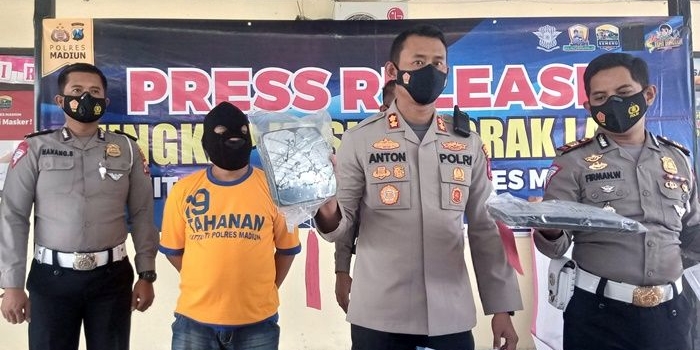 Kapolres Madiun AKBP Anton Prasetyo bersama Kasat Lantas Polres Madiun menunjukkan bukti yang didapat dari olah TKP.