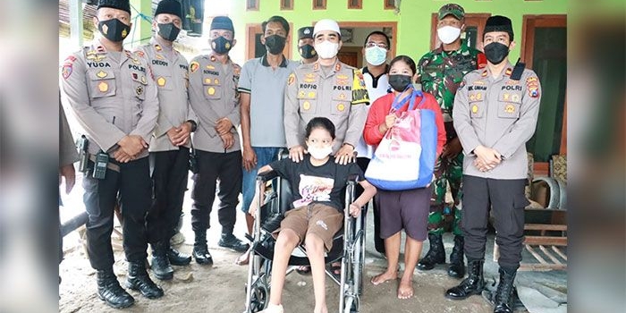 Kapolres Mojokerto Kota, AKBP Rofiq Ripto Himawan, bersama Kapolsek Jetis beserta jajaran pejabat utama saat memberi bantuan kepada Devira Nafika Putri.