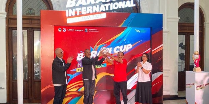 CEO Barati, Krisna W. Marsis (kiri memegang bola), bersama Wakil Wali Kota Surabaya, Armuji (kanan memegang bola). Foto: Sulthon/BANGSAONLINE.com