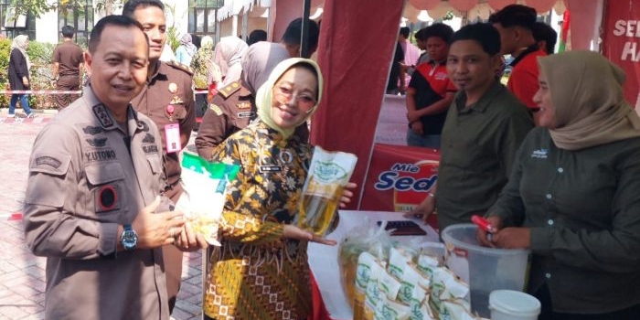 peringati-harlah-kejaksaan-ke-80-kejari-gresik-gelar-pasar-murah