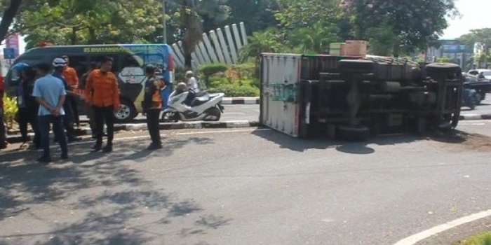 Kondisi truk muatan sembako yang terguling di bundaran Taman Pelangi