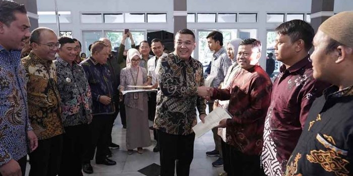 Wamen Ossy saat menyerahkan sertifikat tanah kepada 10 penggiat UMKM. (Ist)