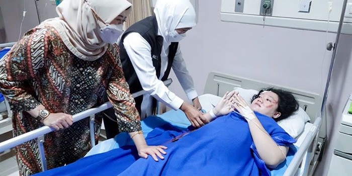 Gubernur Khofifah saat menjenguk salah satu korban kecelakaan Tol Sumo di Rumah Sakit Citra Medika, Sidoarjo.
