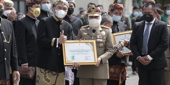 Gubernur Jawa Timur, Khofifah Indar Parawansa, saat memberi penghargaan pada Pelindo Regional 3.