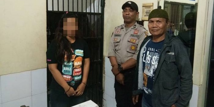 Tersangka Liza bersama petugas.