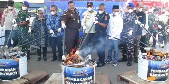 Pemusnahan rokok ilegal di Pasar Baru Porong, Sidoarjo.