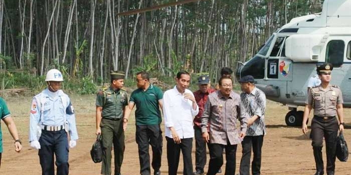 Presiden Jokowi usai turun dari heli Super Puma TNI AU disambut langsung oleh Gubernur Jatim Soekarwo, Kamis (2/11).