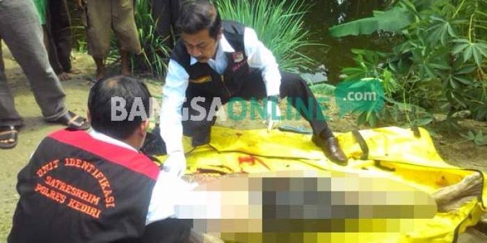 Petugas identifikasi saat melakukan pemeriksaan terhadap jasad korban. foto: dendi martoni/ BANGSAONLINE