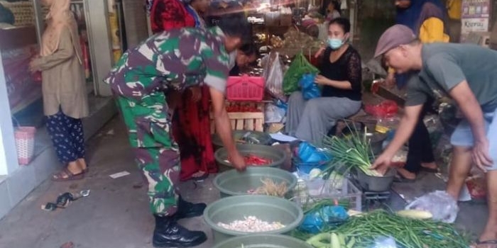 Babinsa Koramil Tandes turun langsung ke pasar-pasar untuk memantau harga sembako.