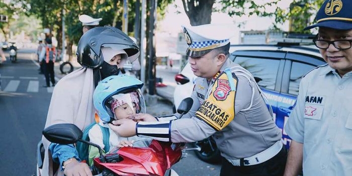 operasi-patuh-semeru-2025-satlantas-polres-gresik-kampanye-keselamatan-dengan-helm-dan-cokelat