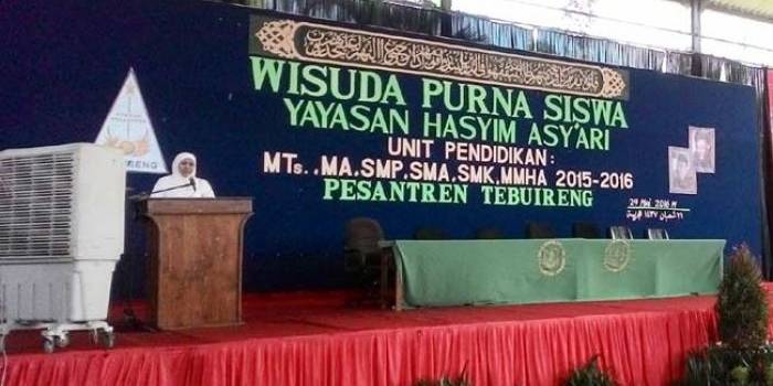 Menteri Sosial RI Khofifah Indar Parawansa saat memberi sambutan dalam acara wisuda santri Tebureing. Foto: bangsaonline.com