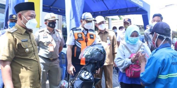 Bupati Gresik Fandi Akhmad Yani ketika  meninjau uji coba pelaksanaan e-parkir di wilayah GKB. Foto: SYUHUD/BANGSAONLINE.