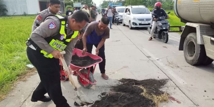 pelajar-smp-di-lamongan-tewas-usai-motor-terlibat-tabrakan-dengan-truk-colt-diesel