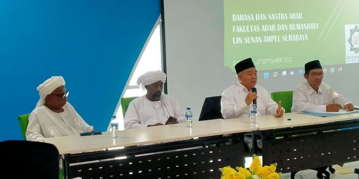 Prof Dr KH Asep Saifuddin Chalim, MA, didampingi dua syaikh dari Sudan, yaitu Syaih Al Dhaw dan Syaikh As Shodiq, saat menjadi pembicara dalam Studium Generale “Bahasa Arab & Kecemerlangan Prospek” yang digelar Fakultas Adab dan Humaniora Jurusan Bahasa dan Sastra Arab Universitas Islam Negeri (UIN) Sunan Ampel Surabaya, Selasa (27/9/2022). Tampak juga moderator, Shodiqin (paling kanan). Foto: MMA/ BANGSAONLINE.com