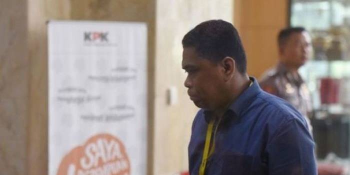 Staf Ahli Komisi V Staf Ahli anggota Komisi V DPR Jailani Paranddy saat mau menjalani pemeriksaan di Gedung KPK, Jakarta, Senin (2/5/2016) (ANTARA FOTO/Akbar Nugroho Gumay)