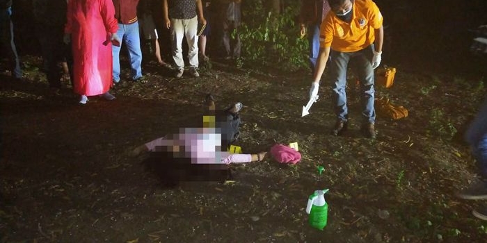 Mayat perempuan yang ditemukan tergeletak di Lapangan Voli Desa Tiru Lor saat diperiksa Petugas. foto: ist.