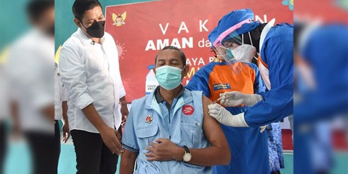 Wali Kota Kediri Abdullah Abu Bakar saat meninjau pelaksanaan vaksinasi di Kelurahan Ngletih, Kecamatan Pesantren, Kota Kediri. (foto: ist.)