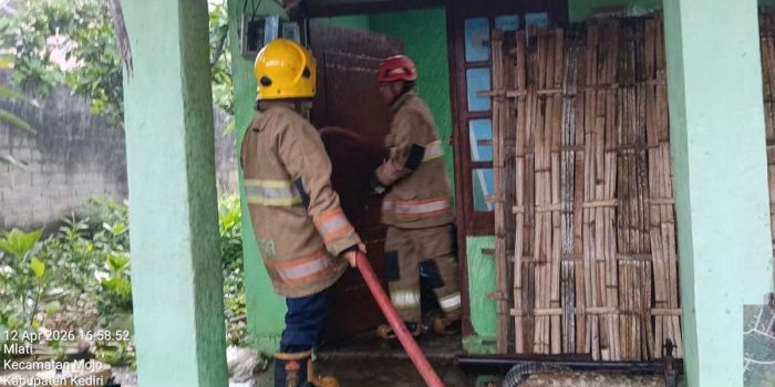 pembakaran-sampah-picu-kebakaran-rumah-di-kediri