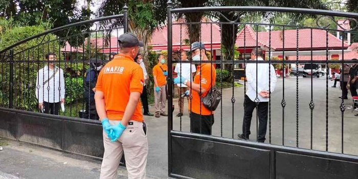 Petugas saat olah TKP di Rumah Dinas Wali Kota Blitar.