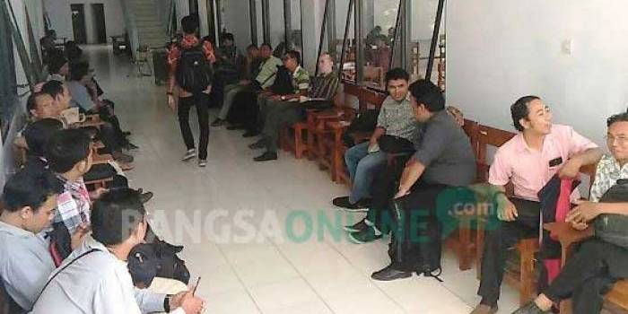 Para Peserta calon pendamping Prodamas saat akan menjalani test di Gedung Universitas Kadiri, Kota Kediri. foto: arif kurniawan/ BANGSAONLINE