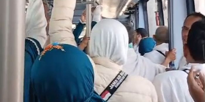 cjh-bangkalan-kloter-72-dan-73-tiba-di-jeddah-seluruh-jemaah-dilaporkan-sehat