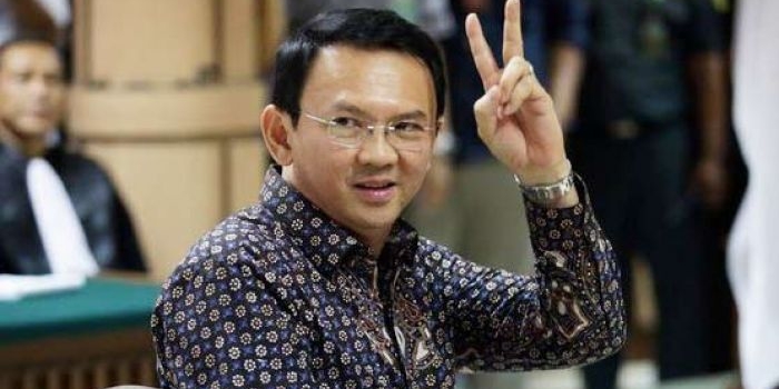 Ahok mengacungkan dua jarinya saat menjalani sidang ketiga kasus penistaan agama di PN Jakarta Utara, Selasa (27/12).