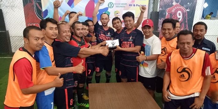 Ketua DPRD Sidoarjo, Sullamul Hadi Nurmawan (enam dari kanan) bersama Camat Sukodono, Kapolsek Sukodono, Ketua KONI Sukodono serta pihak-pihak yang mendukung bergulirnya turnamen, foto bersama sebelum turnamen dibuka.