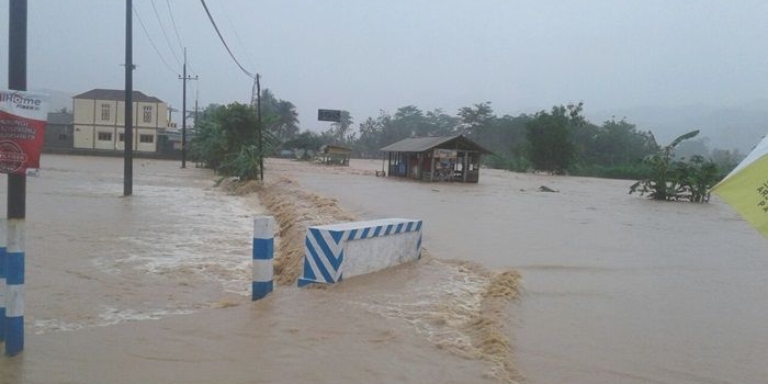 Akses jalan Pacitan-Purwantoro yang masih tertutup genangan banjir. Foto: IST