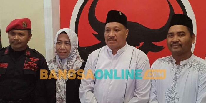 Ketua DPC PDIP Gresik, Mujid Riduan (tengah), bersama sekretaris dan bendahara. Foto: SYUHUD/BANGSAONLINE