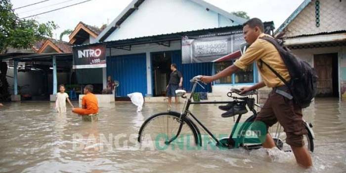 SUDAH SEMINGGU: Genangan air di Dusun Beluk, Desa Jombok, Kecamatan Kesamben, Jombang tak kunjung surut. foto: rony suhartomo/ BANGSAONLINE