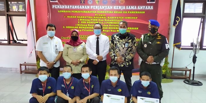 Lapas Narkotika Kelas IIA Pamekasan tanda tangani MoU kerja sama dengan Badan Narkotika Nasional Kabupaten (BNNK) Sumenep, Subdenpom V/4-3 Pamekasan, dan SMKN 2 serta SMKN 3 Pamekasan di ruang aula Lapas Narkotika Pamekasan, Rabu (9/6/2021). (foto: ist)