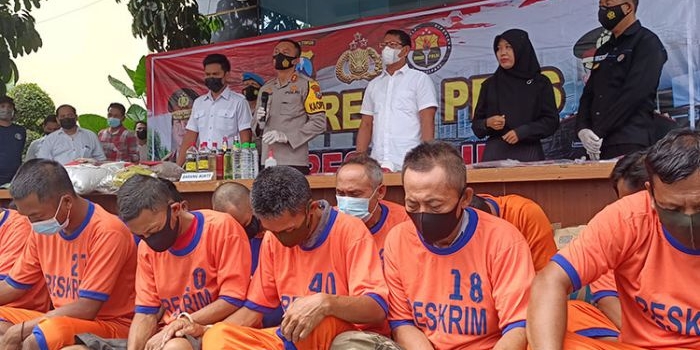 Kapolres Kediri AKBP Lukman Cahyono saat menggelar jumpa pers pengungkapan kasus dalam operasi pekat. (foto: MUJI HARJITA/ BANGSAONLINE)