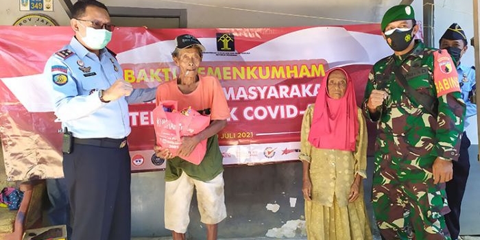 Lembaga Pemasyarakatan (Lapas) Kelas IIA Pamekasan membagikan bantuan sosial sebanyak 75 paket kepada masyarakat dan ASN Kemenkumham yang terdampak Covid-19, Kamis (29/7/2021). (foto: ist)