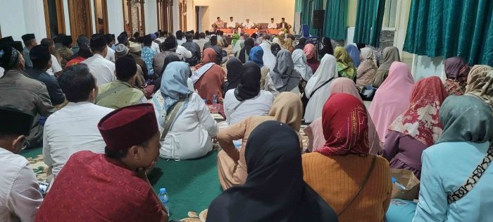 Suasana acara  silaturahim dan konsolidasi para koordinator desa relawan Gus Barra di Guest House Kampus Universitas KH Abdul Chalim (UAC) Pacet Mojokerto, Sabtu (4/5/2024) malam. Foto: bangsaonline