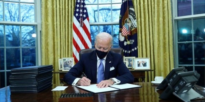 Presiden Amerika Serikat (AS)Joe Biden langsung menandatangani surat perintah eksekutif sekaligus membatalkan kebijakan Donald Trump terkait penanganan pandemi virus corona, ketidaksetaraan ras, dan termasuk kebijakan larang Muslim masuk AS. foto: Reuters