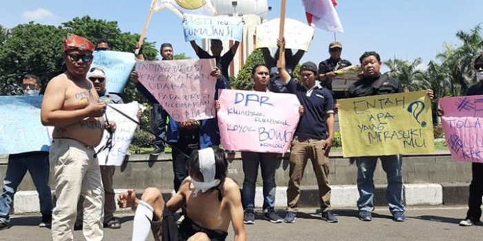 Puluhan jurnalis yang tergabung dalam Forwas saat menggelar aksi teatrikal di Alun-alun Sidoarjo. Mereka mengecam kekerasan terhadap jurnalis.
