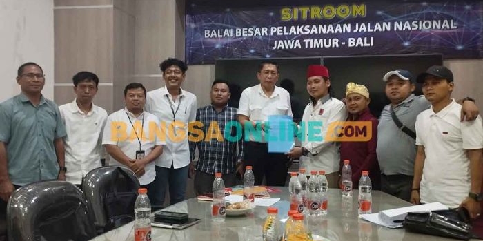 projo-sampang-kawal-pembangunan-2-jalan-poros-kabupaten-senilai-rp91-miliar