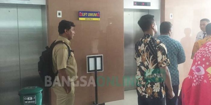 Pintu masuk lift di dalam RSUD Gambiran II terpaksa diberi tempat sampah, karena tidak berfungsi. foto: ARIF K/ BANGSAONLINE