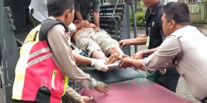 Korban saat hendak dilarikan ke rumah sakit.