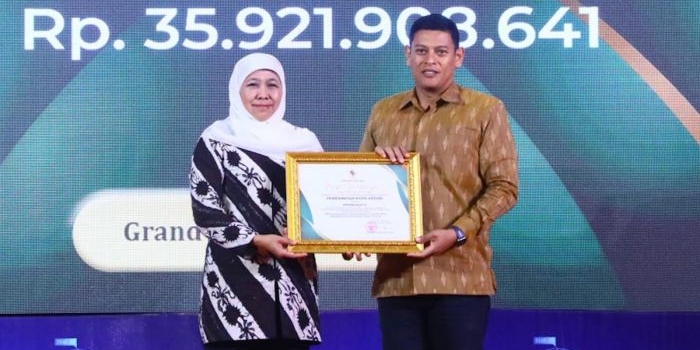Wali Kota Kediri Abdullah Abu Bakar saat menerima secara langsung penghargaan dari Gubernur Jawa Timur Khofifah Indar Parawansa. Foto: Ist.