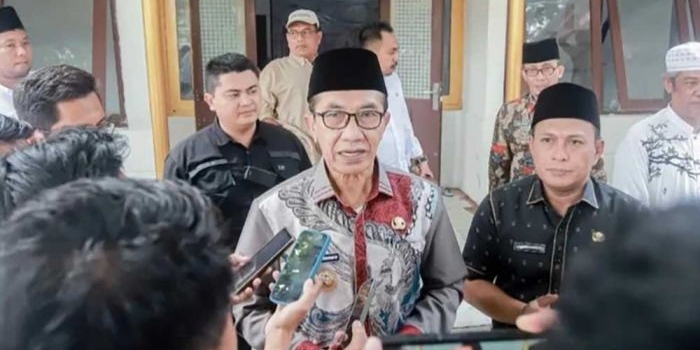 Bupati Pamekasan Kholilurrahman bersama Wakil Bupati Sukriyanto saat memberikan keterangan terkait polemik antara Perhutani dengan nelayan Desa Tanjung.