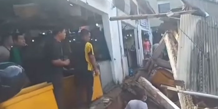 Pelataran Pasar Baru II (Pasar Ikan KUD) Kota Tanjungpinang yang ambruk.