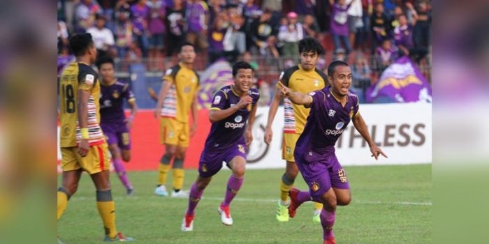 Wimba Sutan saat selebrasi usai menjebloskan gol ke gawang Mitra Kukar.