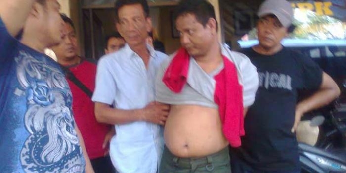 Pelaku saat diamankan di Polsek Dlanggu, Mojokerto. foto: Soffan Soffa/ bangsaonline.com