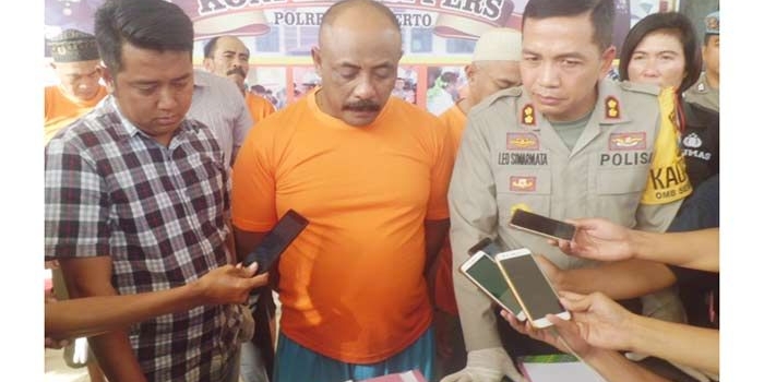 Kades Tisno (tengah) saat dimintai keterangan. Foto: SOFFAN/ BANGSAONLINE