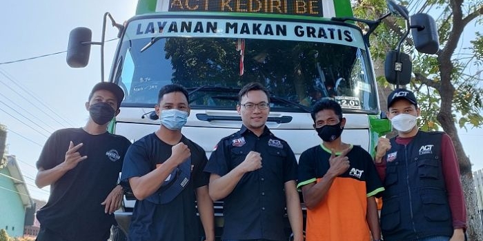 Iwan Kurnia, Kepala Cabang ACT Kediri (tengah tanpa masker) bersama Relawan ACT Kediri di depan Humanity Food Truck. Foto: Muji Harjita/ BANGSAONLINE.com 