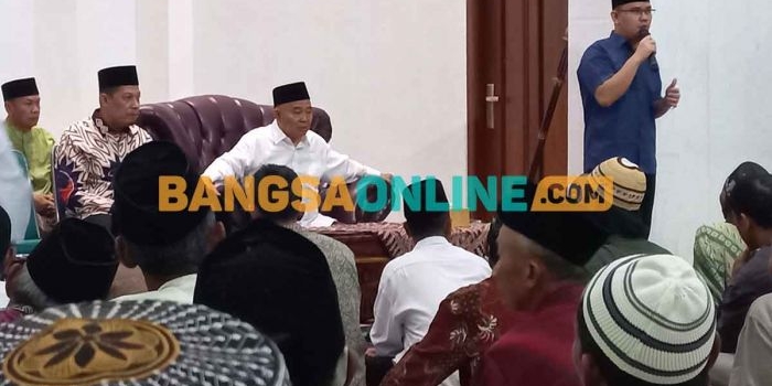 Putra Kiai Asep, Muhammad Habiburohman atau yang akrab disapa Gus Habib, saat memberi sambutan. Foto: ROCHMAT SAIFUL ARIS/BANGSAONLINE
