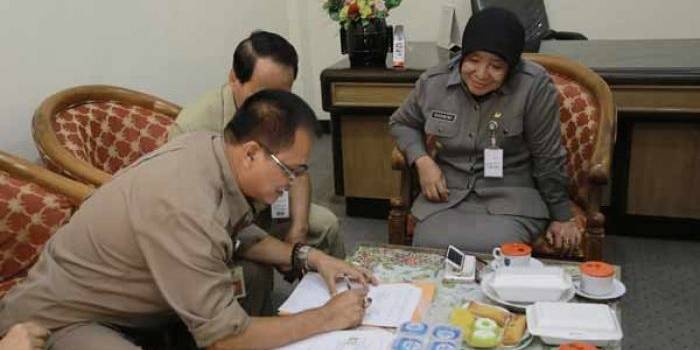 Wali Kota bersama 3 satker saat menandatangani MoU Program KB. foto: andi/BANGSAONLINE