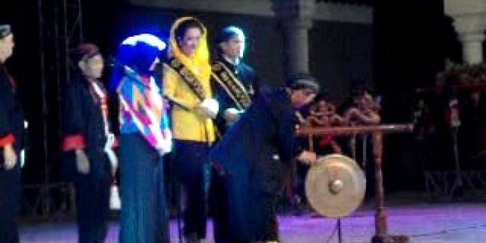 ?

Pemukulan gong Oleh Bupati Ponorogo, Sebagai tanda Peringatan Hari Jadi Kota Ponorogo dimulai.foto: aris yudi santoso/BANGSAONLINE